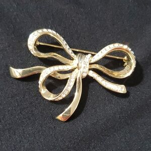 Elegant Gold Bow Brooch with Crystals